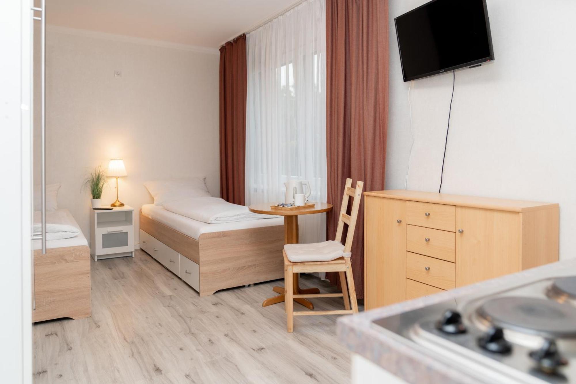 Hotel Zum Hahn Garbsen Exteriör bild